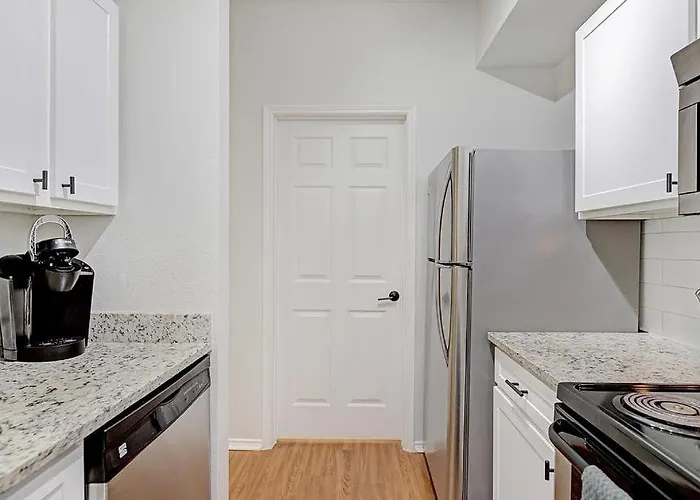 Landing Modern With Amazing Amenities *